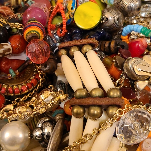 5 pounds of beaded and vintage jewelry - Picture 8 of 12